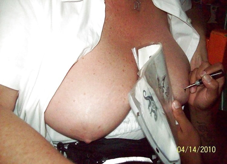 酔っぱらったおばさんが乳首にタトゥーを入れる
 #88511093