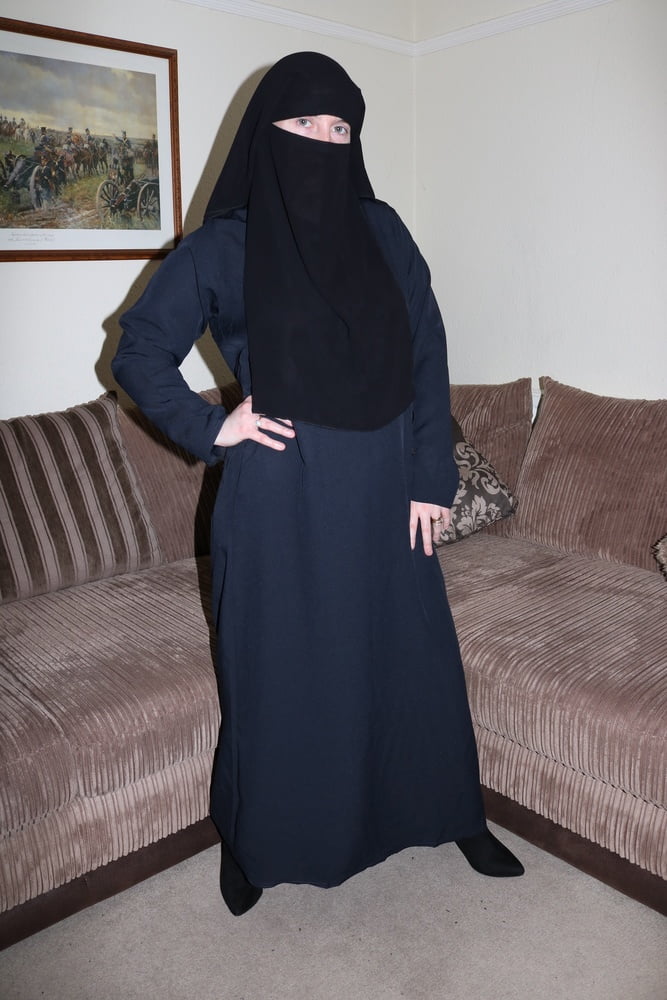 Femme en burqa niqab bas et jarretelles
 #106811915