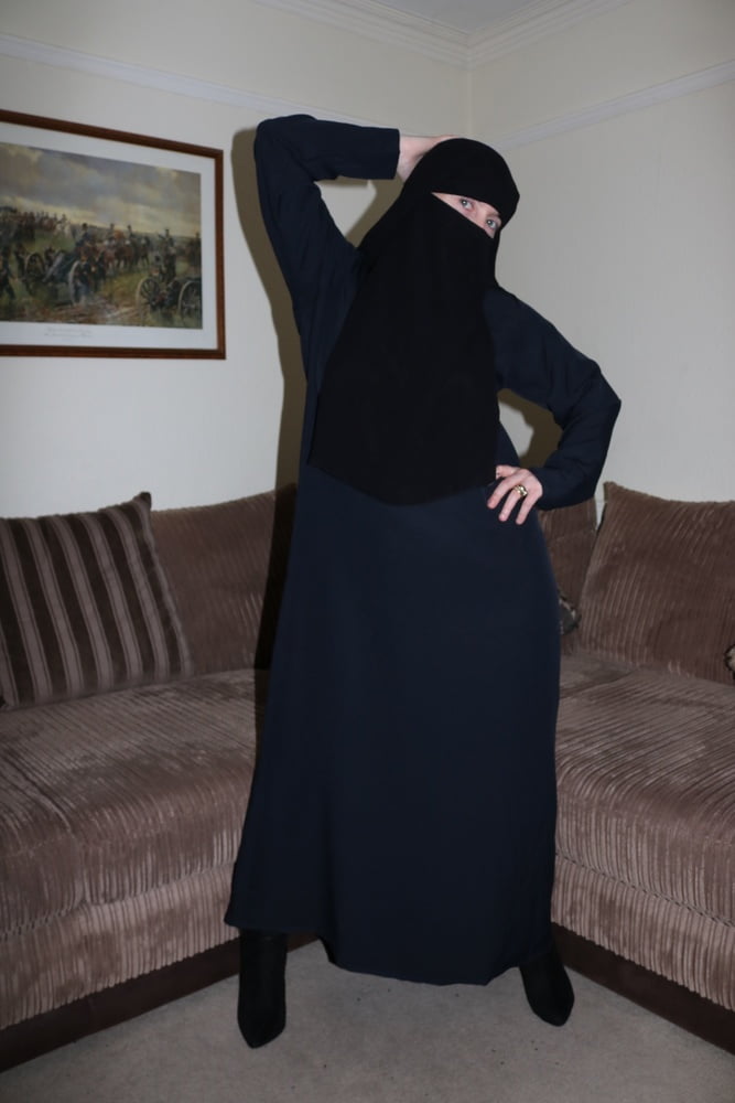 Femme en burqa niqab bas et jarretelles
 #106811917