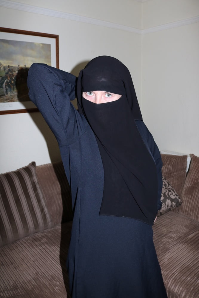 Femme en burqa niqab bas et jarretelles
 #106811919