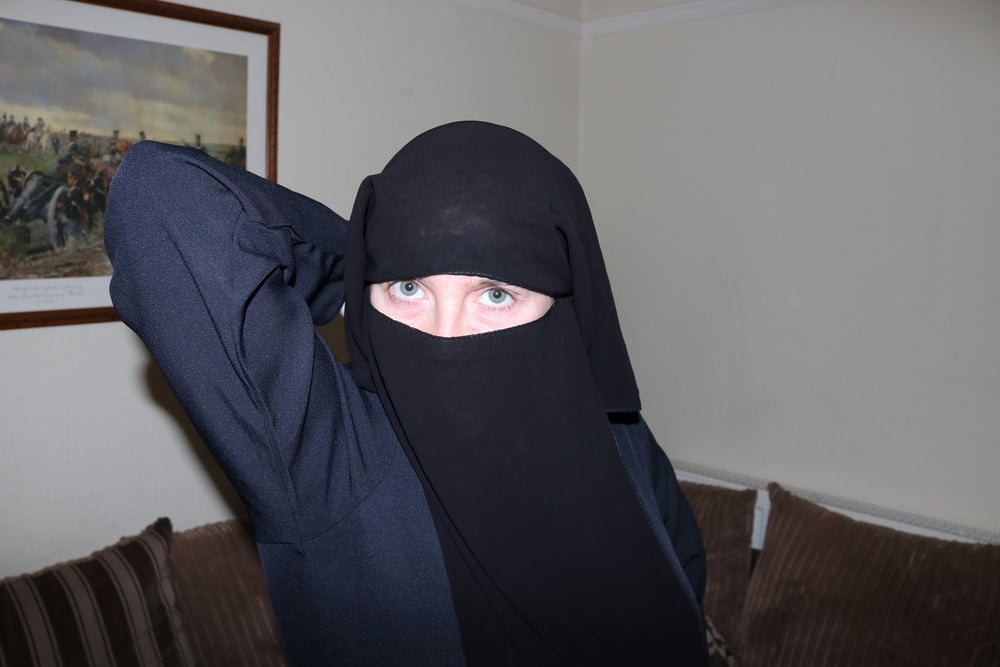 Femme en burqa niqab bas et jarretelles
 #106811920