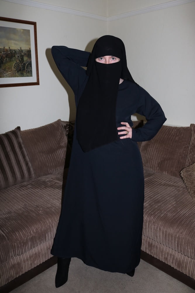 Femme en burqa niqab bas et jarretelles
 #106811921