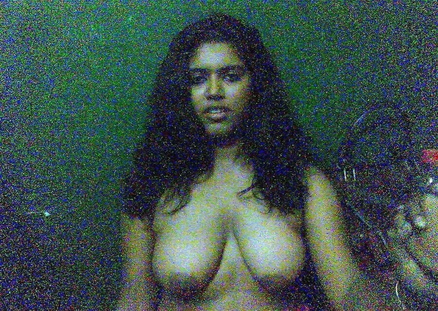 Indische Frau zeigt ihre großen Brüste
 #80737767