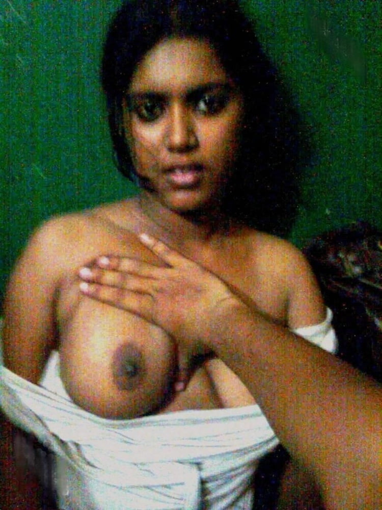 Indische Frau zeigt ihre großen Brüste
 #80737779