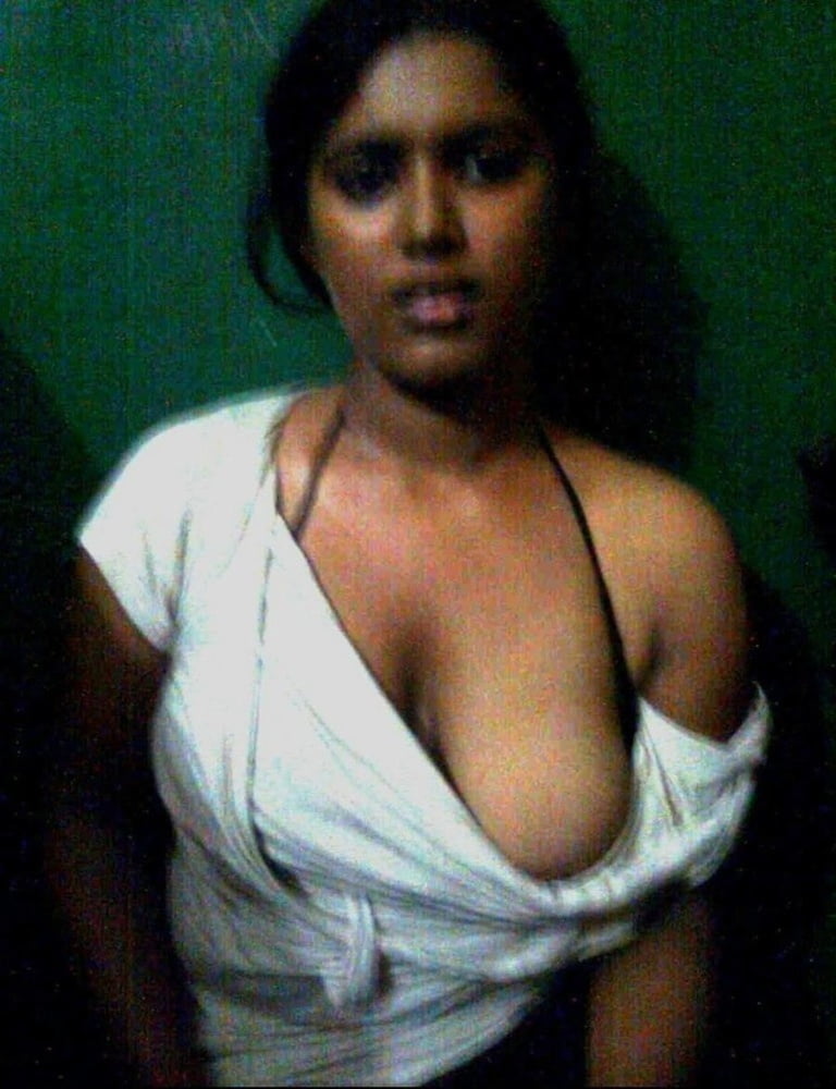 Indische Frau zeigt ihre großen Brüste
 #80737782