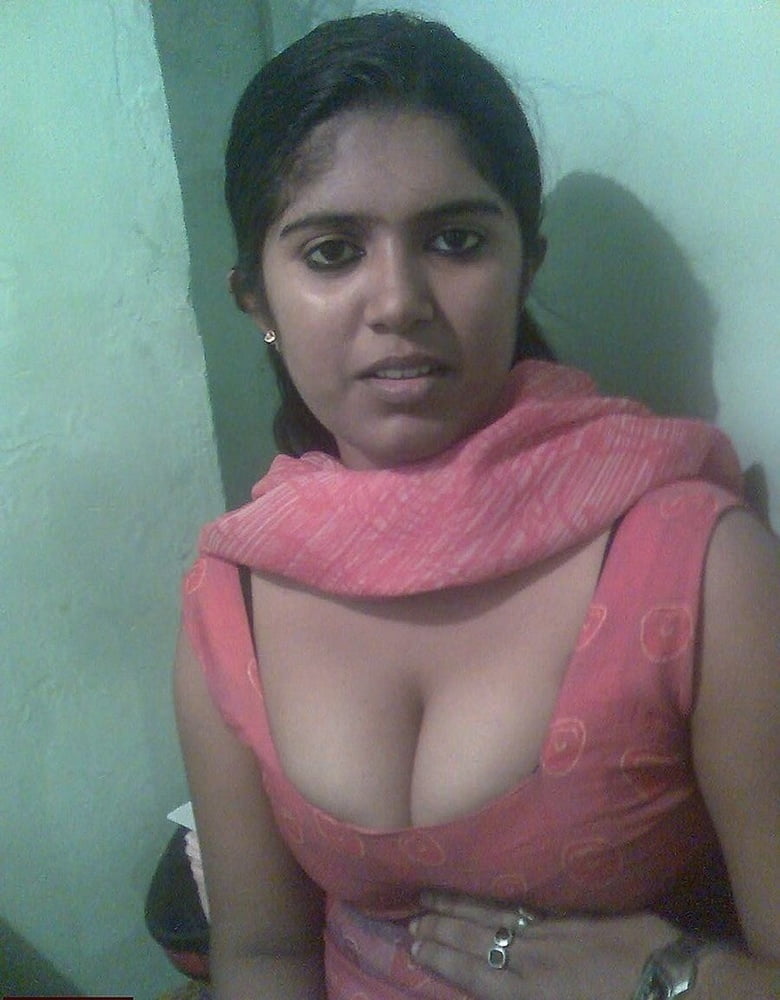 Indische Frau zeigt ihre großen Brüste
 #80737785