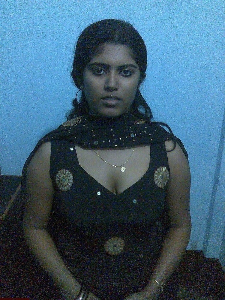Indische Frau zeigt ihre großen Brüste
 #80737791