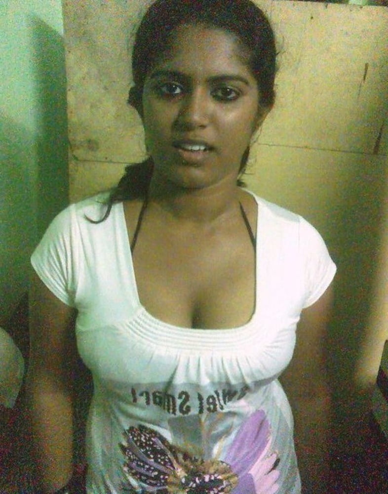 Indische Frau zeigt ihre großen Brüste
 #80737796