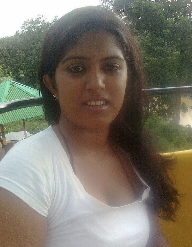 Indische Frau zeigt ihre großen Brüste
 #80737799