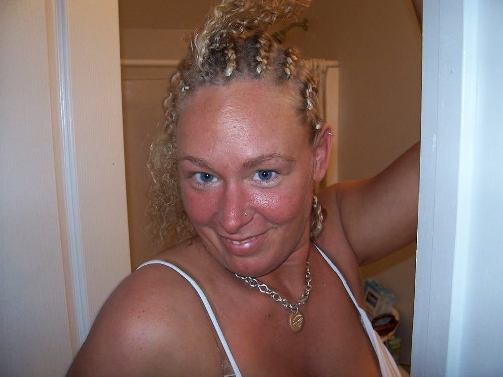 Uns blonde vollbusige Milf
 #81881536