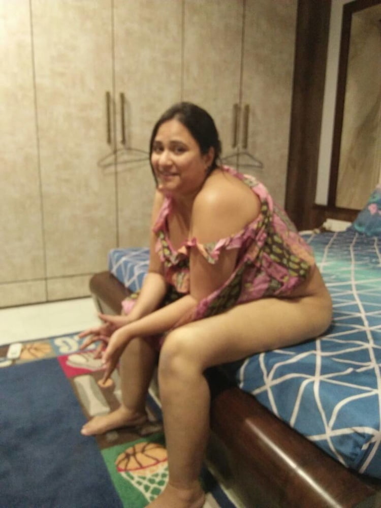 インドのパキ系イスラム教徒のヒジャブ売春婦が巨乳と巨尻を見せる
 #81698896