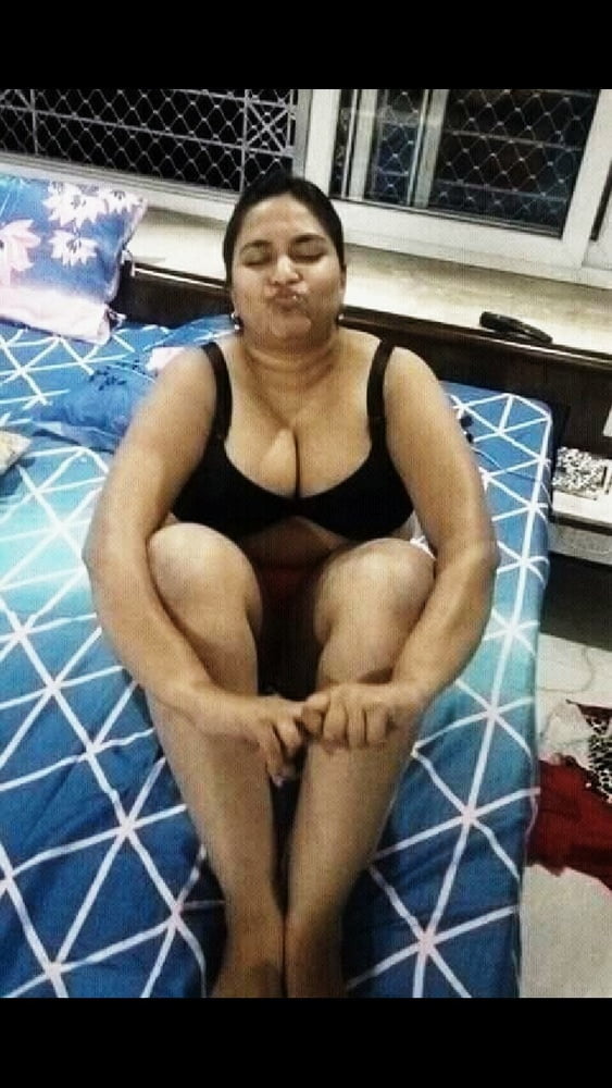 インドのパキ系イスラム教徒のヒジャブ売春婦が巨乳と巨尻を見せる
 #81698899