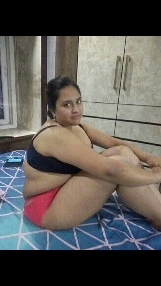 インドのパキ系イスラム教徒のヒジャブ売春婦が巨乳と巨尻を見せる
 #81698905