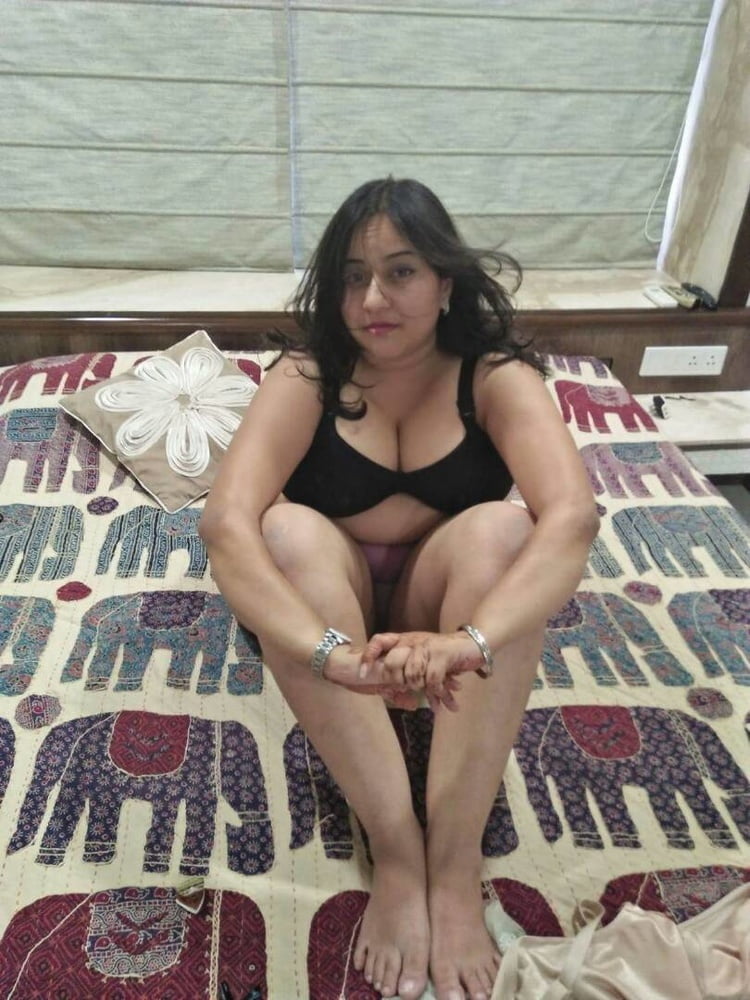 インドのパキ系イスラム教徒のヒジャブ売春婦が巨乳と巨尻を見せる
 #81698908