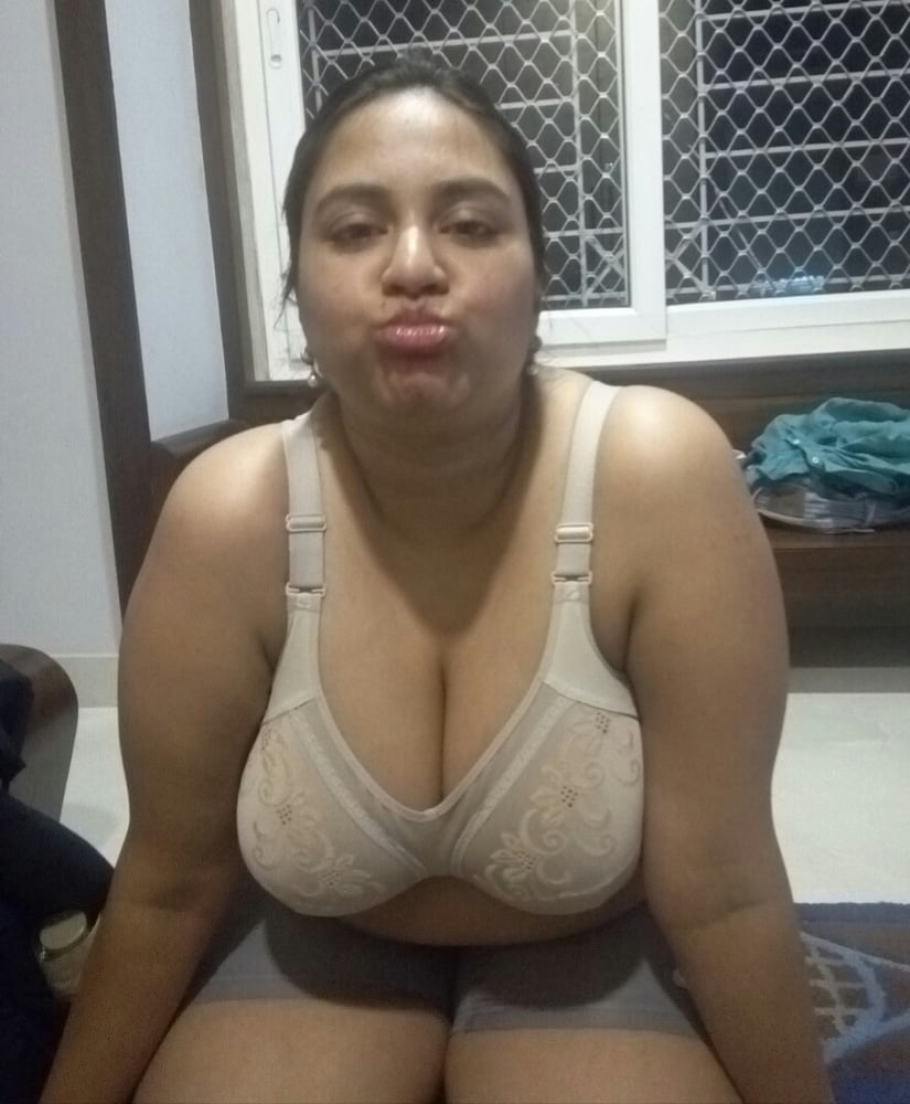 インドのパキ系イスラム教徒のヒジャブ売春婦が巨乳と巨尻を見せる
 #81698920