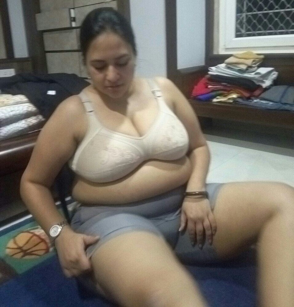 インドのパキ系イスラム教徒のヒジャブ売春婦が巨乳と巨尻を見せる
 #81698922