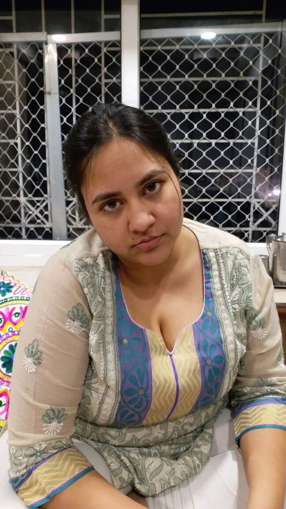 インドのパキ系イスラム教徒のヒジャブ売春婦が巨乳と巨尻を見せる
 #81698951