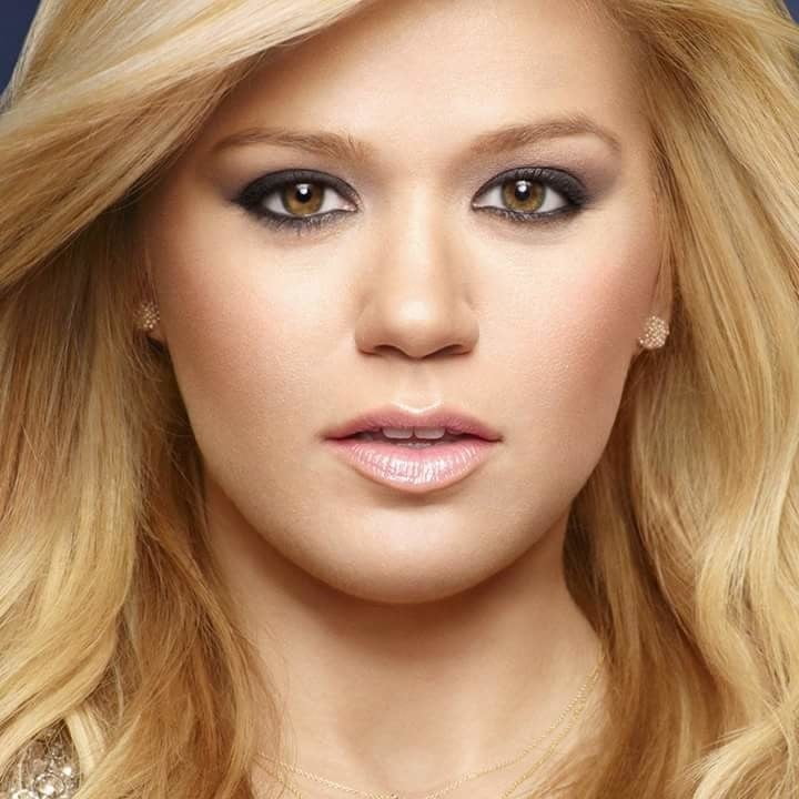 Kelly Clarkson #95493250