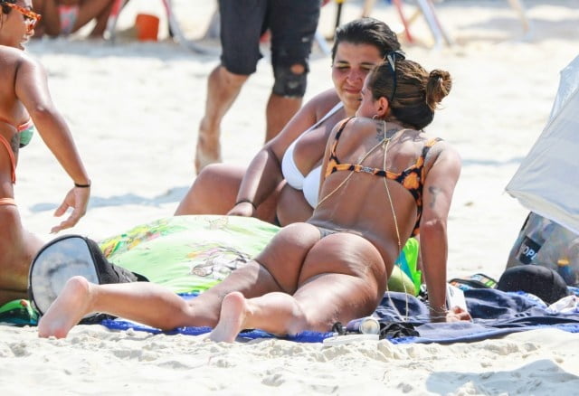 Anitta de biquini fio dental na praia #92195007
