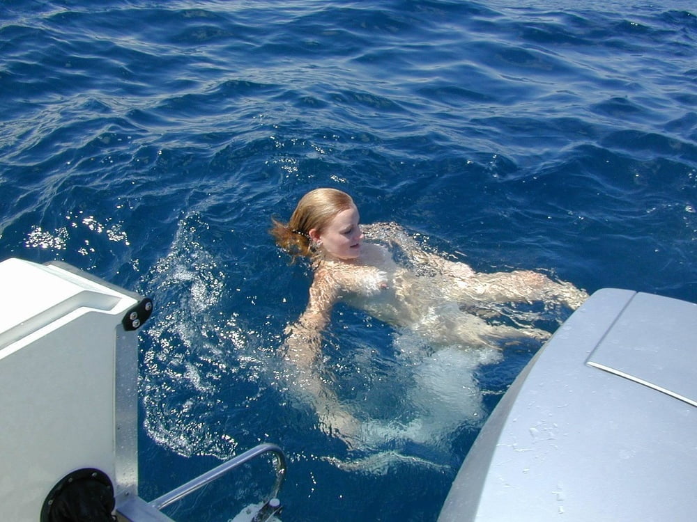 Sexy Blondine hat Spaß auf einem Boot
 #97824036