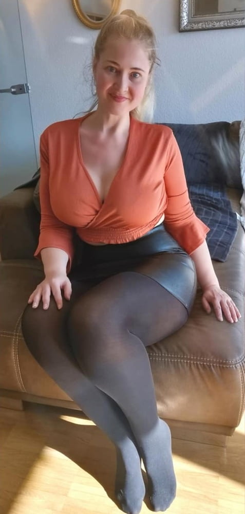 Curvy amateur MILF Sandra in hot nylon legs #99678205