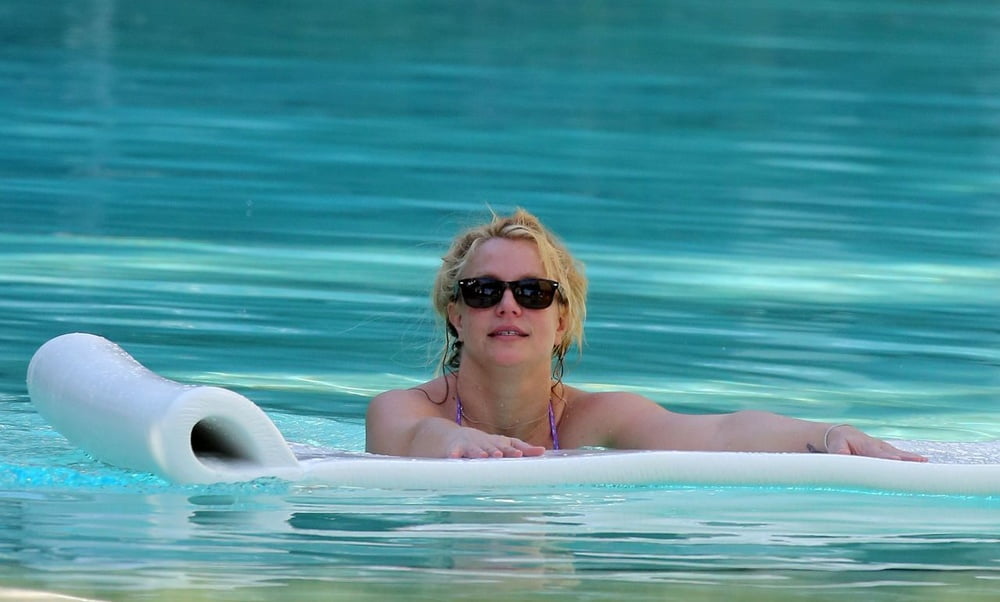 Britney spears en bikini dans une piscine à miami 01.12. 2019
 #103732795