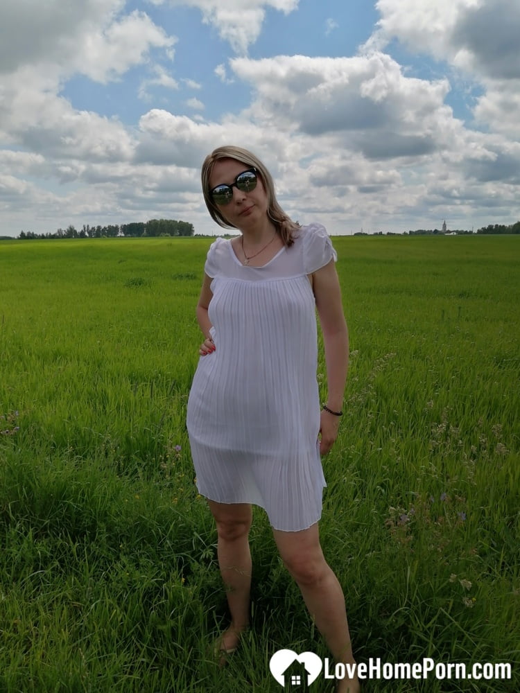 Senderismo se convierte en un poco de striptease caliente al aire libre
 #106592562