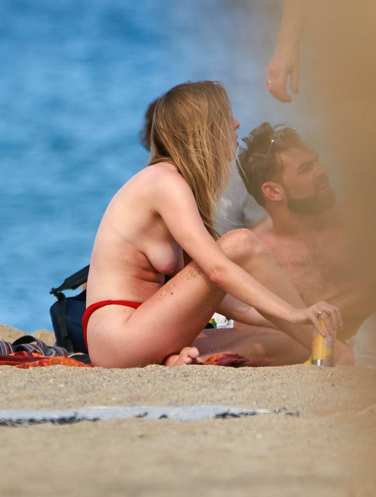 Diana vickers spiaggia topless in spagna giugno 2019
 #97546218