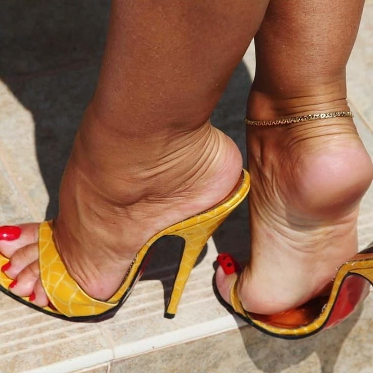 Piedi da zoccola #92637408