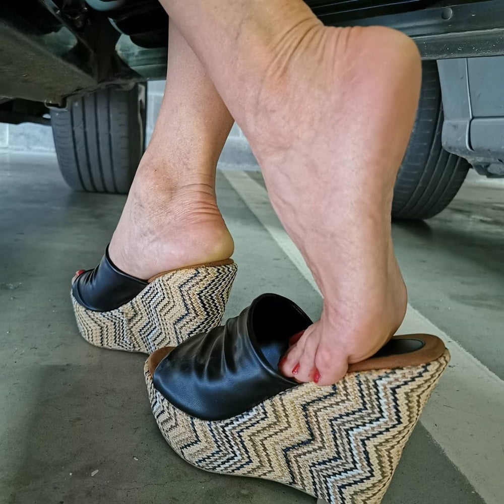 Piedi da zoccola #92637431