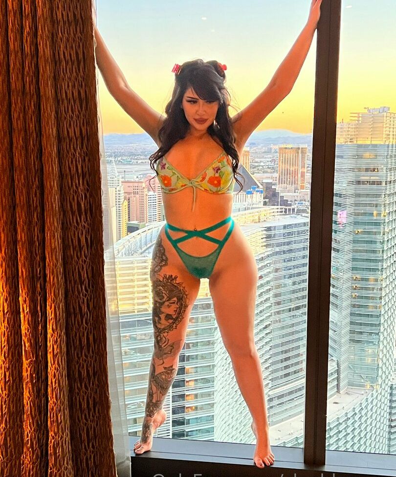 Cleoblossom desnuda #108110870