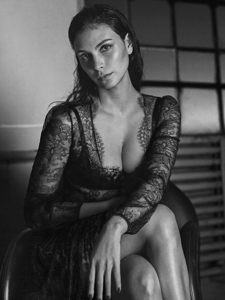 Morena Baccarin Sexy Pics #95530010