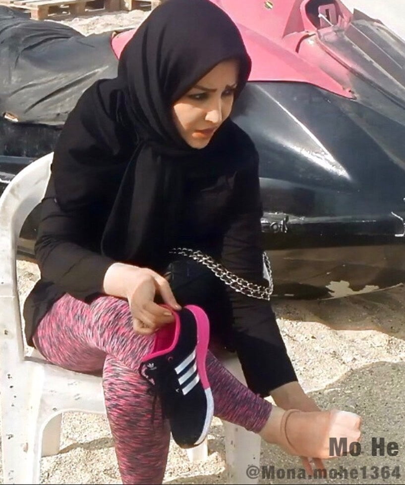 Iranische Frau strumpf weiß 1
 #87732787