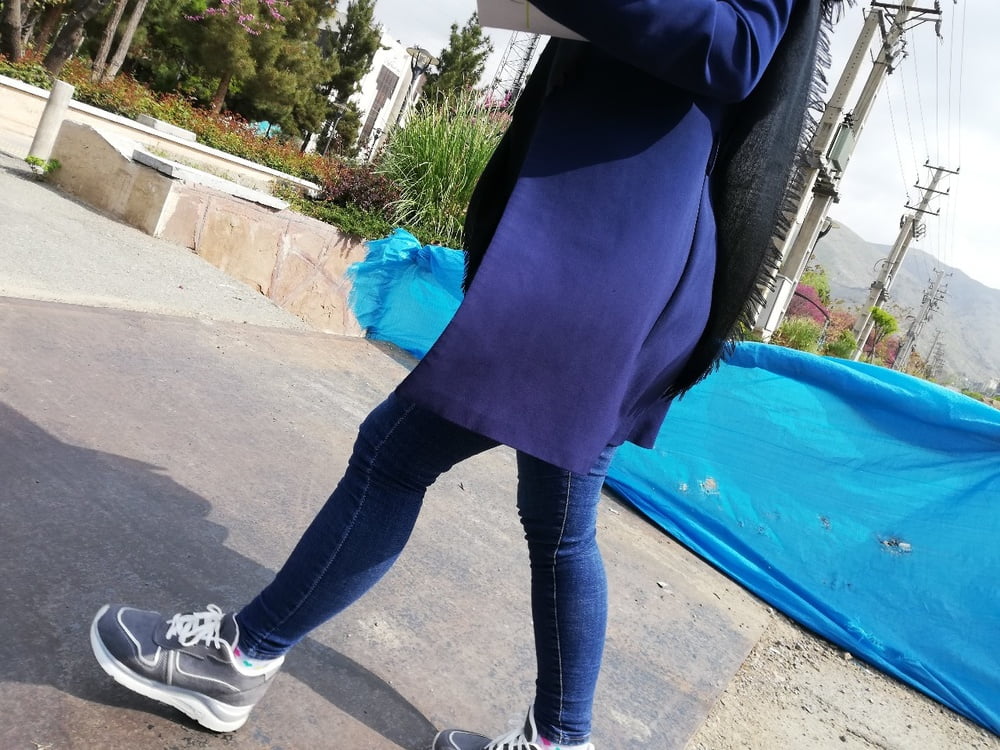 Iranische Frau strumpf weiß 1
 #87732831