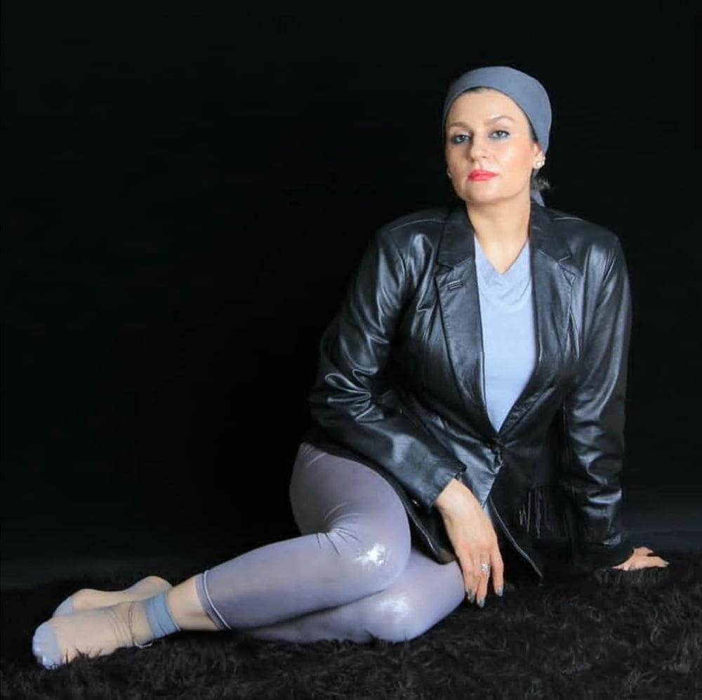 Donna iraniana calza bianca 1
 #87732878