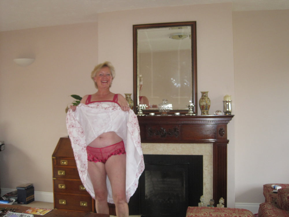 2. reife englische Frau posiert für Hubby
 #95687813