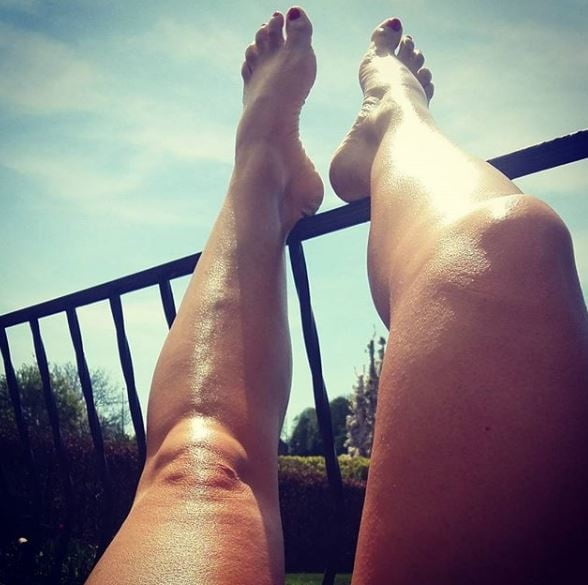 Beine und Füße in der Sonne auf dem Liegestuhl
 #97389999