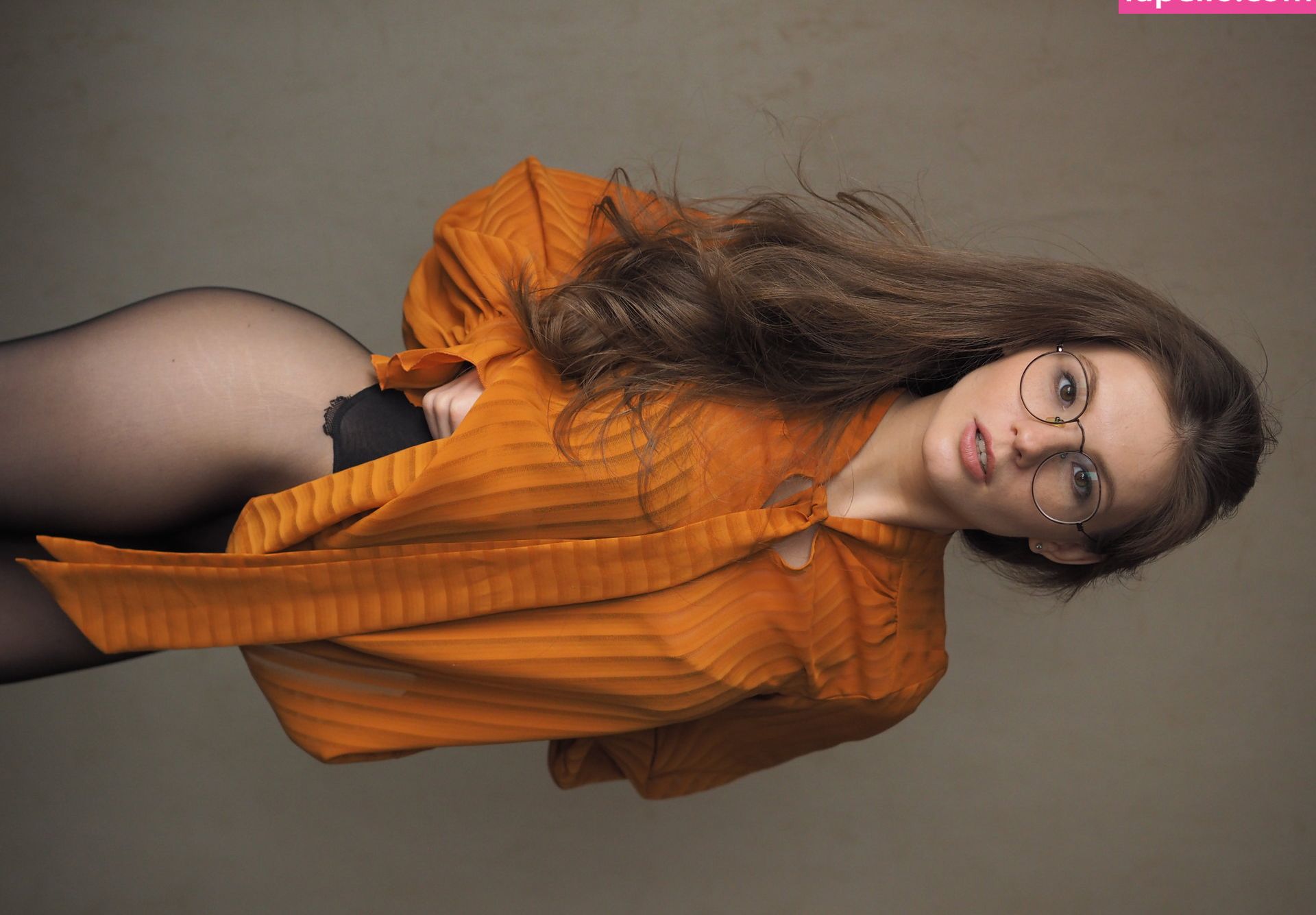 Anyutamoor desnuda #108265515