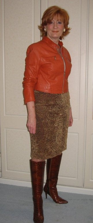 Milfs & gilfs con botas no.24
 #102935092