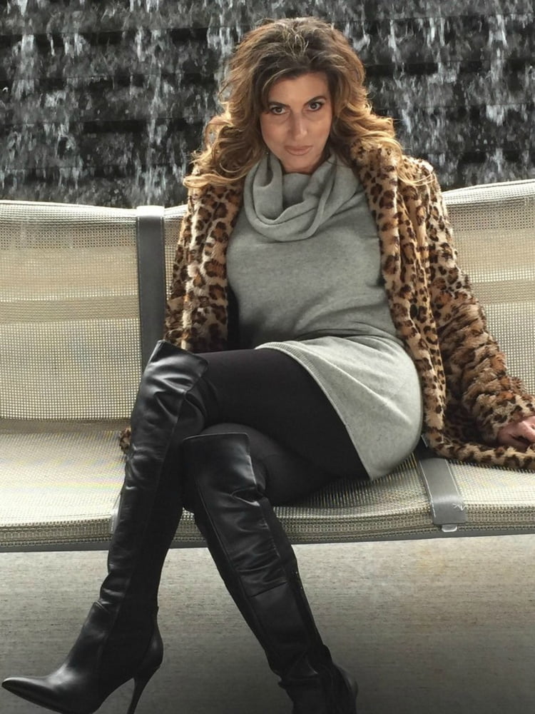 Milfs & gilfs con botas no.24
 #102935118