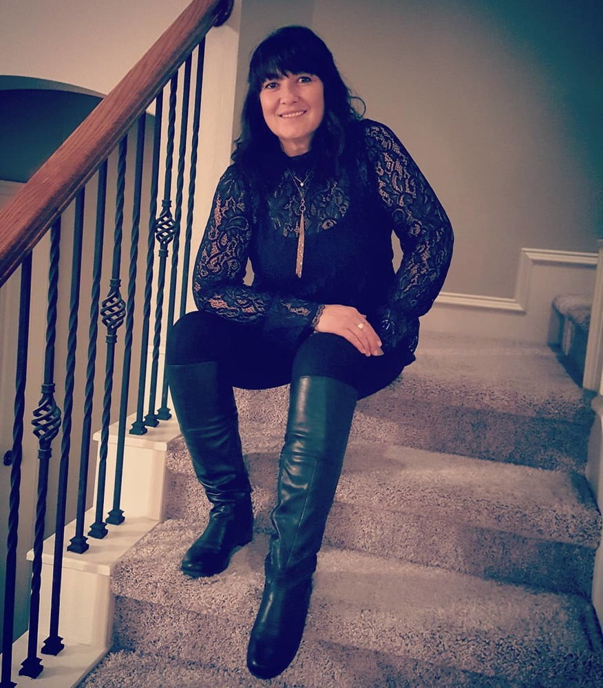 Milfs & gilfs con botas no.24
 #102935136