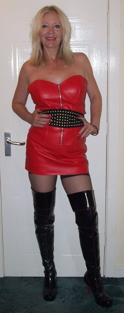 Milfs & gilfs con botas no.24
 #102935139