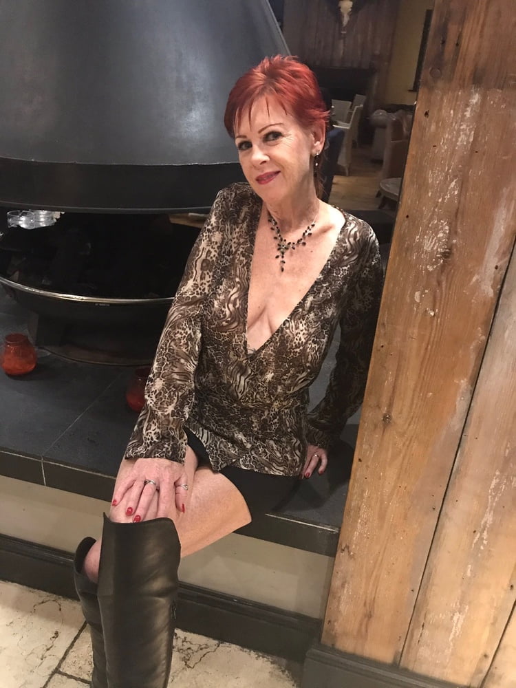 Milfs & gilfs con botas no.24
 #102935185