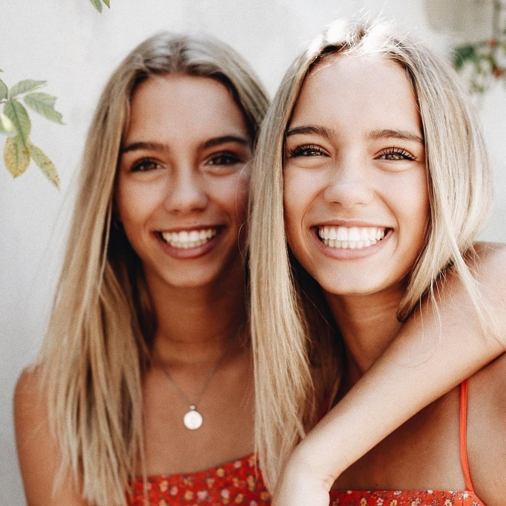 Lisa et lena
 #80390415