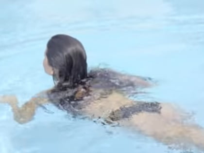 水着の女の子が冷たいプールでジャンプに挑戦
 #82186010