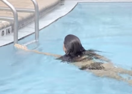 水着の女の子が冷たいプールでジャンプに挑戦
 #82186013