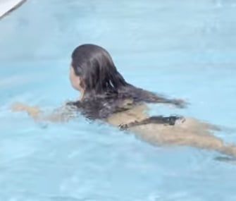水着の女の子が冷たいプールでジャンプに挑戦
 #82186020