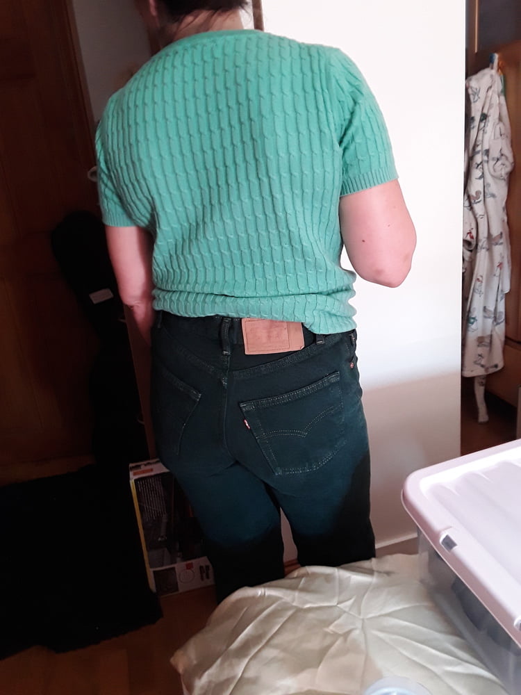 Die Frau in ihrer Levi's Sexiest Jeans.
 #97944849