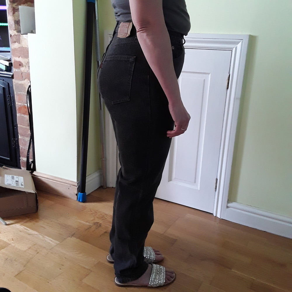 Die Frau in ihrer Levi's Sexiest Jeans.
 #97944852