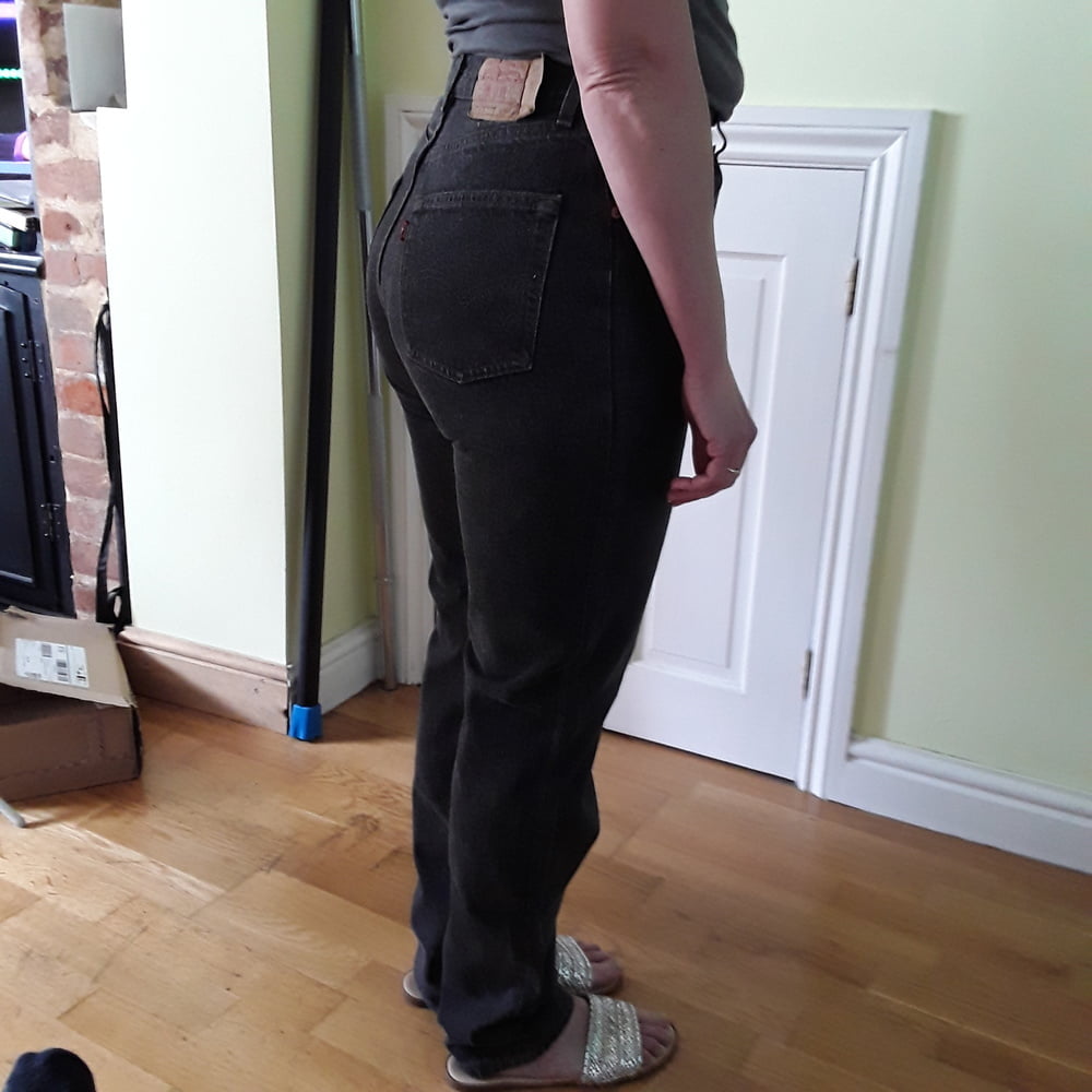 Die Frau in ihrer Levi's Sexiest Jeans.
 #97944855